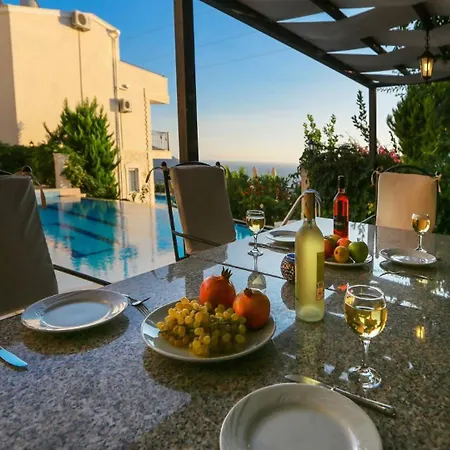 Villa 3 Bedroom - 5 Minutes Drive To The Center *