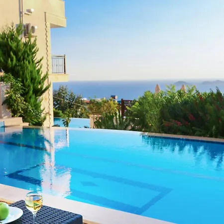 3 Bedroom - 5 Minutes Drive To The Center كالكان