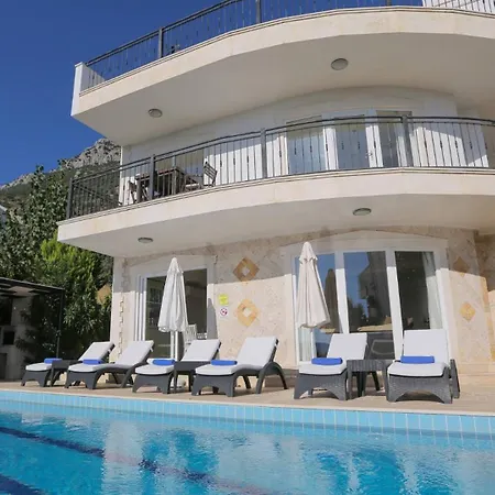 3 Bedroom - 5 Minutes Drive To The Center كالكان