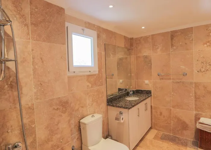 3 Bedroom - 5 Minutes Drive To The Center كالكان