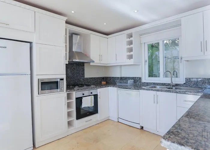 3 Bedroom - 5 Minutes Drive To The Center * كالكان