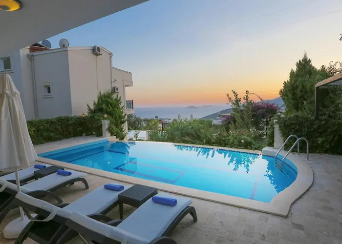 3 Bedroom - 5 Minutes Drive To The Center