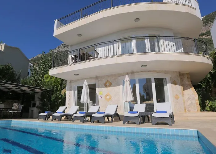 3 Bedroom - 5 Minutes Drive To The Center كالكان