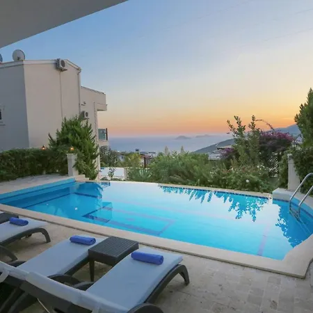 3 Bedroom - 5 Minutes Drive To The Center